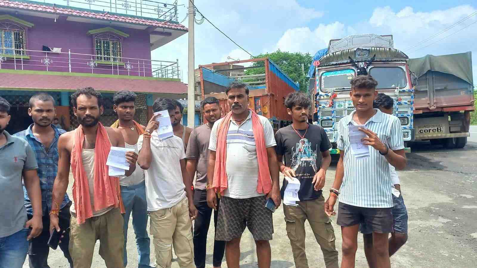 GPS की अनिवार्यता बनी बालू ट्रकों के लिए मुसीबत, बंगाल सीमा पर कई दिनों से खड़े सैकड़ों वाहन