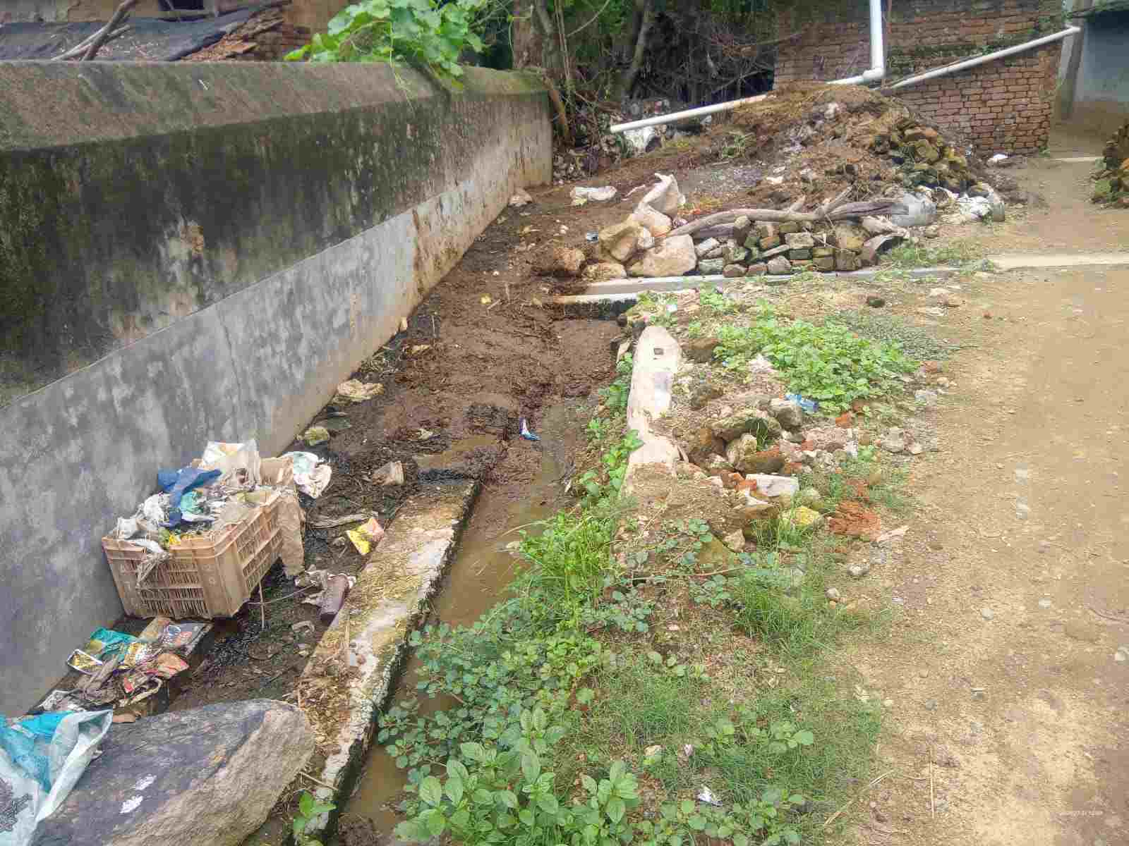 रूपनारायणपुर में नाली बनी ग्रामीणों की मुसीबत, गोबर से जाम हुआ रास्ता; जलजमाव से बढ़ी परेशानी