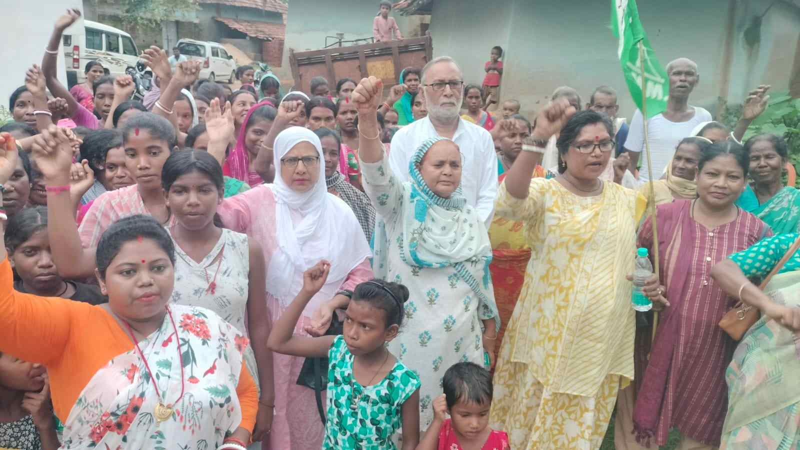 MMDR बिल के खिलाफ JMM का जनजागरण अभियान, केनुडीह में ग्रामीणों को बताए संभावित असर