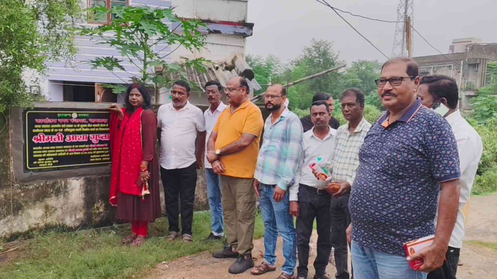 चुनावी वादे को अमलीजामा पहनाने की पहल, नगर अध्यक्ष आशा गुप्ता ने किया निर्माण कार्य का शिलान्यास