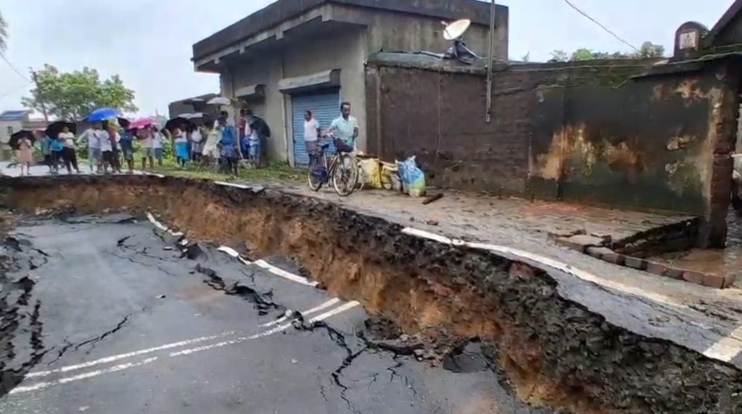 बाराबनी में बारिश का कहर: 80 फुट सड़क धंसी, आवागमन पूरी तरह बंद