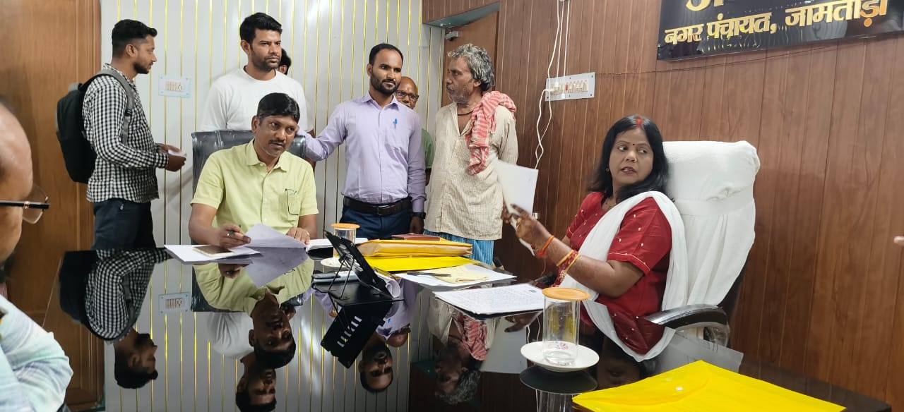 जनता दरबार में गूंजी मोहल्लों की समस्याएं, दिव्यांग लाभुक को मौके पर मिला पीएम आवास का लाभ