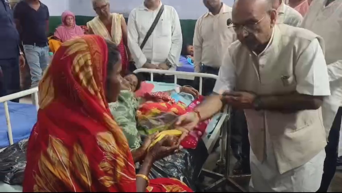 पीएम मोदी के जन्मदिन पर अस्पतालों में सेवा की मिसाल, मंत्री डॉ. अजय पोद्दार ने मरीजों को बांटे फल