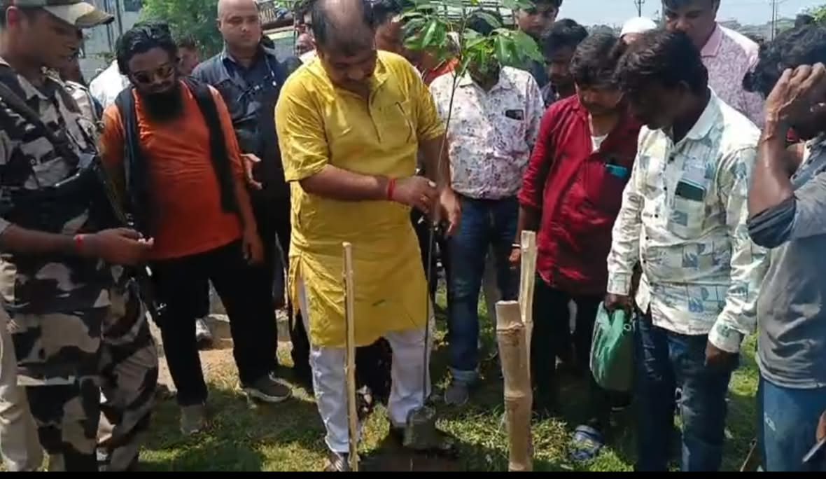 ओके रोड में जलाशय बना कचरा डंपिंग ग्राउंड, धुएं और दुर्गंध से परेशान लोग; विधायक ने किया निरीक्षण