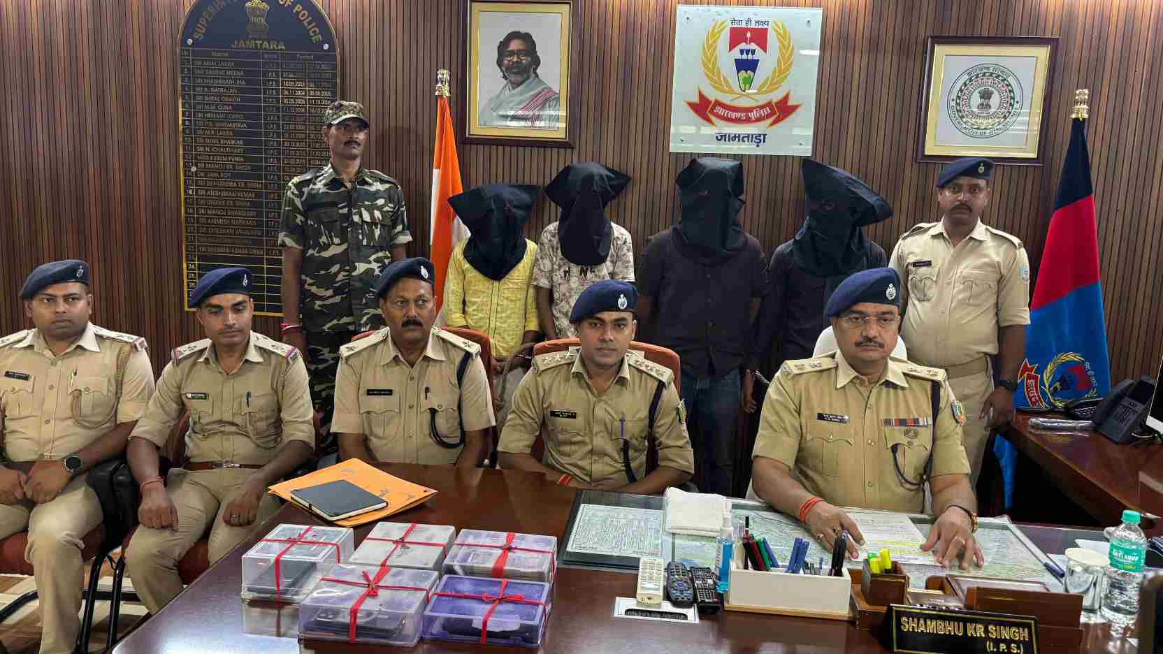 जामताड़ा में साइबर ठगी के खिलाफ बड़ी कार्रवाई, चार गिरफ्तार; 13 मोबाइल और 2.20 लाख रुपये नकद बरामद
