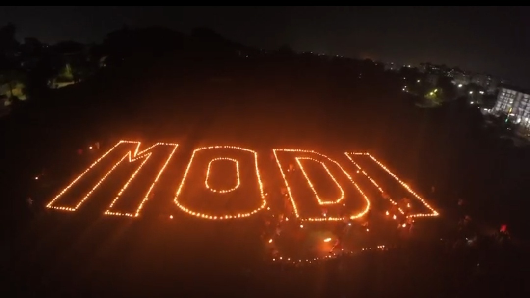 पीएम मोदी के जन्मदिन पर कल्याणपुर हाउसिंग मैदान में दीपों से सजा ‘MODI’, भाजपा कार्यकर्ताओं ने मनाया अनोखा जश्न