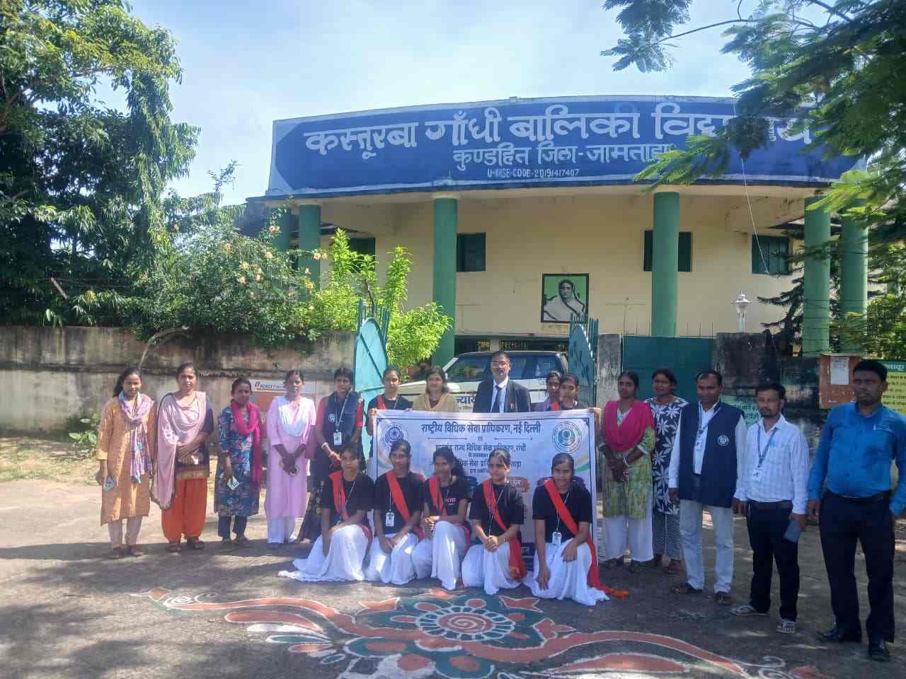 कानूनी अधिकारों से रूबरू हुईं कुंडहित की छात्राएं, नुक्कड़ नाटक से दिया लैंगिक समानता का संदेश