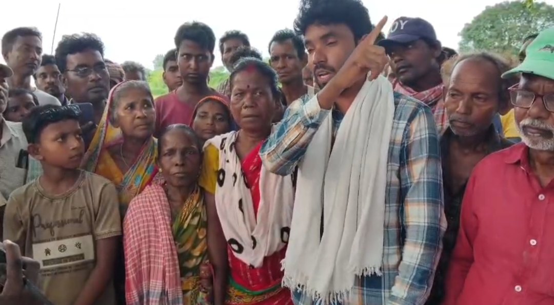 डीवीसी सोलर प्रोजेक्ट के खिलाफ विस्थापितों की हुंकार, अकबर अंसारी बोले- पहले मुआवजा, नौकरी और पुनर्वास, फिर बनेगा सोलर प्लांट