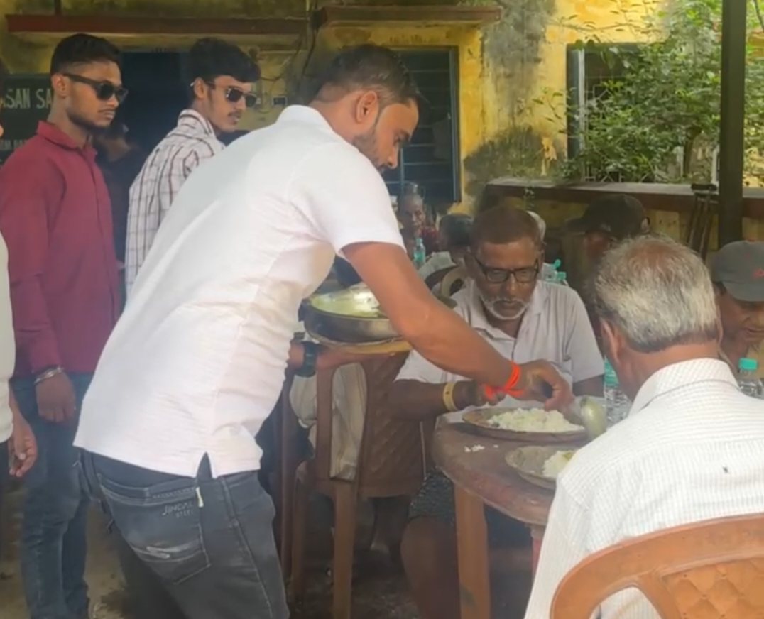 वृद्धाश्रम में बुजुर्गों के साथ सेवा दिवस, युवा मोर्चा कार्यकर्ताओं ने कराया दोपहर का भोजन