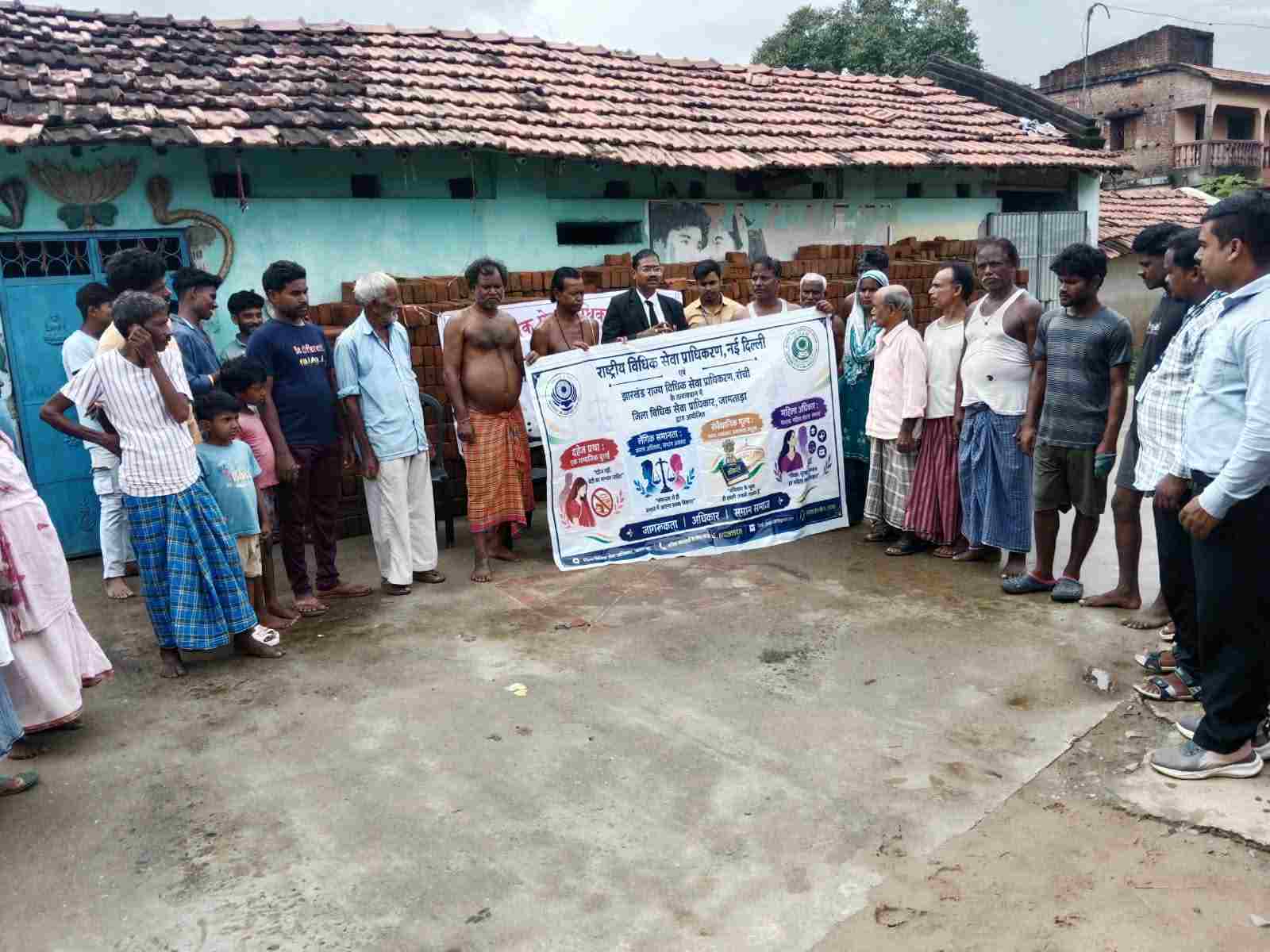 बुधुडीह पहुंचा न्याय रथ, ग्रामीणों को मिली कानूनी अधिकारों और सरकारी विधिक योजनाओं की जानकारी